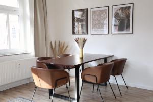 a dining room with a table and chairs at Boutique Suite Hannah in Bautzen