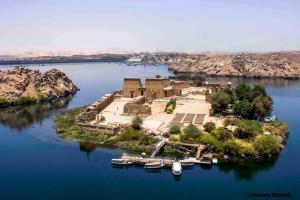 an island in the middle of a body of water at Nubiana Boat in Jazīrat Shāsh