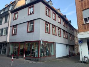 ein großes graues Gebäude mit Fenstern an einer Straße in der Unterkunft Ellerbach WG Komfortables Privatzimmer in Bad Kreuznach