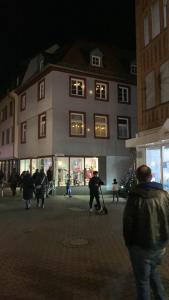 Eine Gruppe von Menschen geht vor einem Gebäude entlang in der Unterkunft Ellerbach WG Komfortables Privatzimmer in Bad Kreuznach