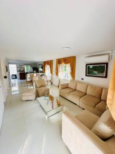 a living room with couches and a table at Enchanted Paradise in Ayacucho