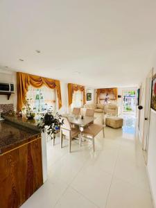 a kitchen and living room with a table and chairs at Enchanted Paradise in Ayacucho