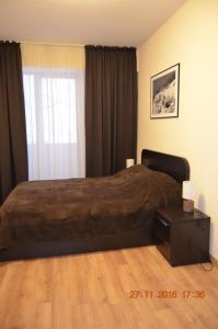 - une chambre avec un grand lit et une fenêtre dans l'établissement New Gudauri 3 Apartment, à Goudaouri