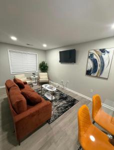 a living room with a couch and a tv at Uptown Modern Escape 4bd 2ba in Memphis
