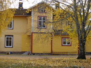 a yellow house with a tree in front of it at Målerås B&B Guesthouse in Målerås