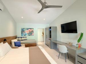 a bedroom with a bed and a ceiling fan at OPacifico Hotel Boutique in Naranjo