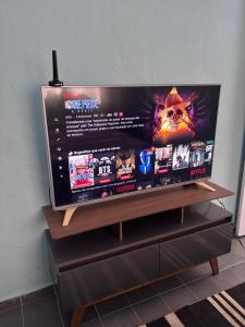a large flat screen tv on a wooden stand at Loft Sousas in Campinas +13 photos