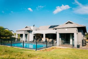 a house with a swimming pool in the yard at Villa Limonero in Naboomspruit