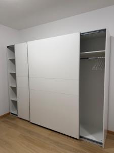 an empty closet with white walls and shelves at Moderne zentrale Wohnung in Grosspetersdorf
