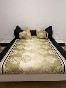 a bed with two pillows on top of it at Moderne zentrale Wohnung in Grosspetersdorf