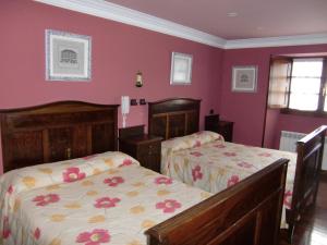 Duas camas num quarto com paredes cor-de-rosa em Aititerena em Murueta-Orozko