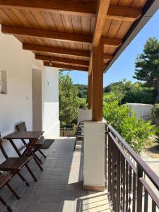 a deck with chairs and a wooden pergola at B&B Azzurra in Pescara