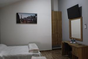 a bedroom with a bed and a mirror and a dresser at Hermosa suite anakoba 3 in La Concha