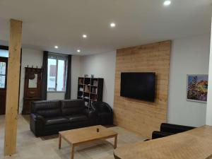 a living room with a couch and a tv at La casa de Soto in Lourdes