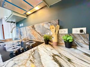 a kitchen with a marble counter top and a sink at Casa Conchalito in La Paz