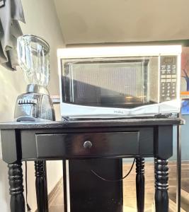 a microwave and a blender on a black table at Casa Conchalito in La Paz +53 photos