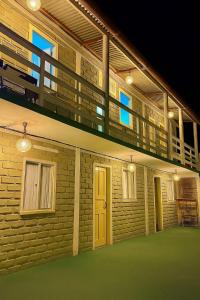 a brick building with a balcony and a door at Pé na Villa in Itacaré