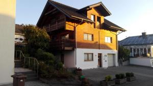 a large wooden house with a solar roof at Ferienwohnung Bermbach in Weilburg