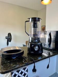 a blender sitting on top of a counter at Apto Master a 30m da Praça da Sé - Norões Residence in Crato +10 photos