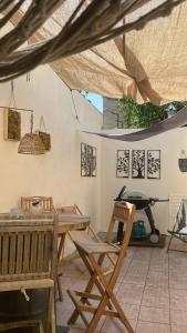 a room with chairs and a table and a grill at Le Caillou in Reuilly