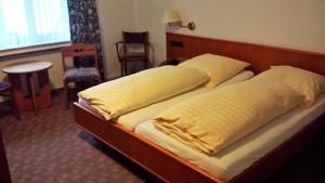 Кровать или кровати в номере Siegerland-Hotel