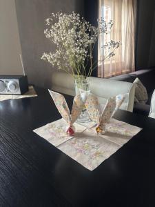 a black table with a vase with flowers in it at Ferienwohnung Müritz-Blick in Waren