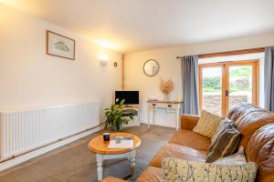 a living room with a couch and a table at 1 Bed in Taunton oc-bartc in West Monkton