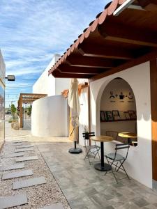 a patio with a table and chairs and a building at ITOUR Hotel & Coffee in Museros