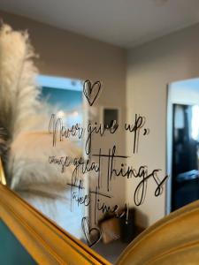 a picture of a mirror with a heart on it at Andrelle Rental in Tõrvandi