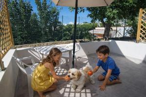 a boy and a girl playing with a dog at Passariello in Forio d'Ischia