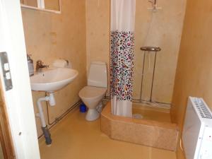 a bathroom with a toilet and a sink and a shower at Målerås B&B Guesthouse in Målerås +15 photos