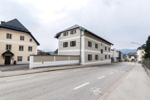 a white building on the side of a street at Das Salzamt - Boutique Apartments in Gmunden