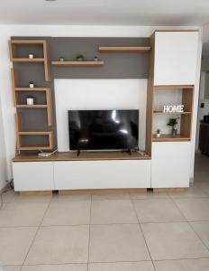 a living room with a fireplace and a tv at Brisa del mar in Comodoro Rivadavia +1 photo