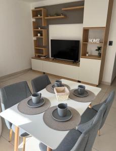 a dining room with a white table and chairs at Brisa del mar in Comodoro Rivadavia