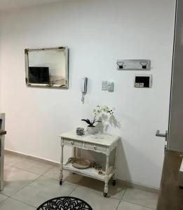 a white room with a table and a mirror at Inehouse in Concepción del Uruguay +5 photos