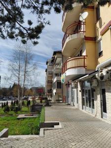 a building with a balcony on the side of it at LOBO stan na dan in Lukavica