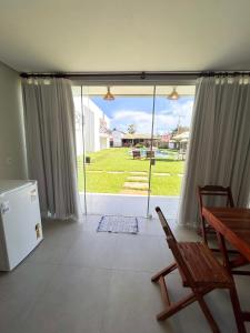 a living room with a view of a yard at Môzzi Barra Grande in Barra Grande