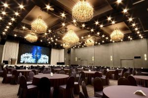 a large banquet hall with tables and chandeliers at Daegu Grand Hotel in Daegu