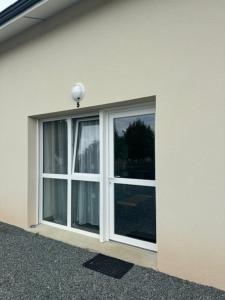 a window on the side of a white building at Nathôme 5 in Alençon