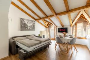 a bedroom with a bed and a table and chairs at Appartamento Vittoria in Cles