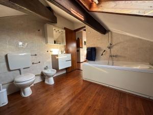 a bathroom with a toilet and a tub and a sink at Tino Brezza di Mare in Deiva Marina