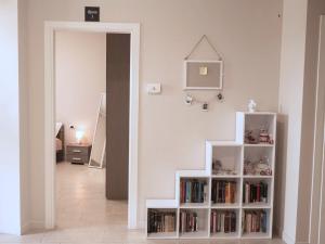 a room with a book shelf filled with books at La Maison du Coeur in Bari