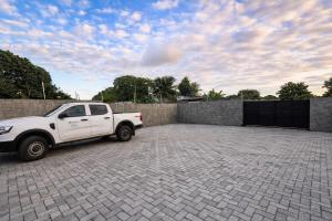 a white truck parked in a parking lot at Pousada Serena Jacumã in Jacumã