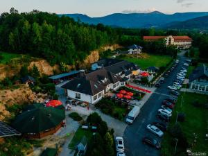 an aerial view of a resort with a parking lot at Dwór Skalny Apartamenty, Pokoje i Restauracja Karczma Skalna in Miłków