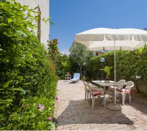 a patio with a table and chairs and an umbrella at La Casa di Teresa in Scalea