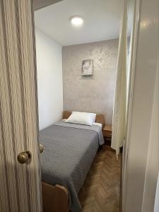 a small bedroom with a bed in a room at Apartman Katarina in Sutomore
