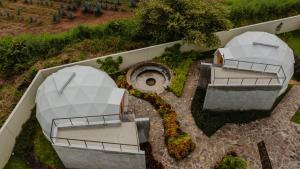 Draufsicht auf ein Gebäude mit zwei Kuppeln in der Unterkunft Ishak Glamping in Tequila
