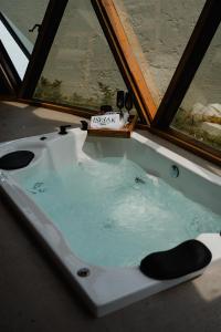 Eine Badewanne mit einem Schild darin vor einem Fenster in der Unterkunft Ishak Glamping in Tequila