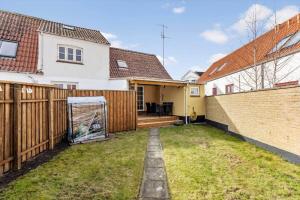 a backyard of a house with a fence at AE324-Marstal-Kirkestraede-31 in Marstal