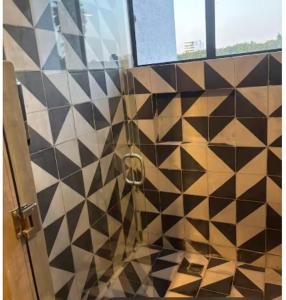 a bathroom with a black and white tiled wall at Hotel Boutique Santa Teresa in Tlazcalancingo